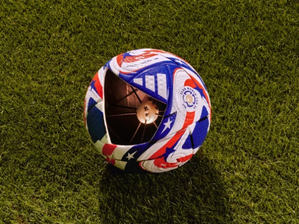 Technisch basiert dieser Ball auf der CTR-CORE-Technologie von Adidas, die Ballkontrolle und Flugstabilität verbessern soll. Die CTR-CORE-Technologie optimiert die aerodynamische Form und Materialstruktur des Balls, um eine präzise Flugbahn und ein gutes Ballgefühl bei schnellen Pässen und Schüssen zu gewährleisten und so den Anforderungen von Spitzenspielern in hochintensiven Wettbewerben gerecht zu werden. Die FIFA Klub-Weltmeisterschaft 2025 ist ein Meilenstein. Erstmals wird die Veranstaltung auf 32 Mannschaften erweitert. Der Wettbewerb findet vom 14. Juni bis 13. Juli in zwölf Top-Stadien in verschiedenen Städten der USA statt. Das Finale findet im MetLife Stadium in New York, New Jersey, statt. Bei der Veranstaltung treffen Spitzenclubs aus sechs Kontinenten zusammen, darunter Europa, Südamerika, Asien, Afrika, Mittel- und Nordamerika, die Karibik und Ozeanien, wie etwa Chelsea, Real Madrid, Manchester City, Bayern München, Paris Saint-Germain, Inter Mailand und andere Weltgiganten, und der Wettbewerb ist extrem hart-6